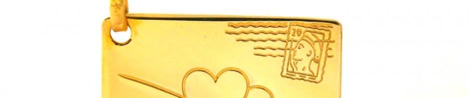 Carte postale Coeurs timbrés – Médaille rectangle en plaqué or