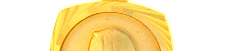 Vierge au voile – Médaille carrée en plaqué or