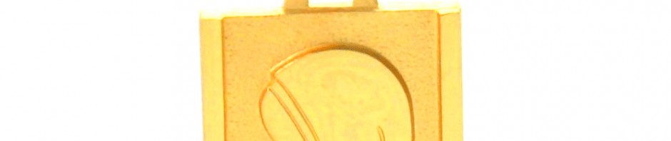 Vierge au voile – Médaille rectangle en plaqué or
