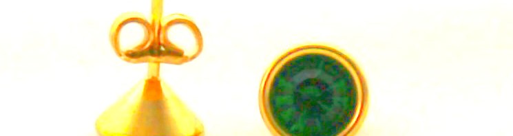 Puces pierre verte foncée – Boucles d’oreilles en plaqué or