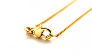 Collier pendentif rubis, émeraude, saphir avec chaîne plaqué or 45 cm – Image 3