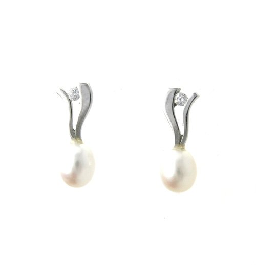 Puces en Or gris 750/1000 et Perles d’eau douce – Boucles d’oreilles