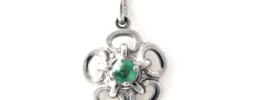 Collier pendentif fleur au coeur émeraude griffée en argent