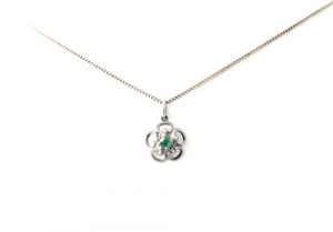 Collier pendentif fleur au coeur émeraude griffée en argent