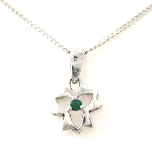 Collier pendentif ajouré au coeur émeraude en argent