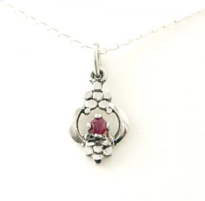 Collier pendentif ajouré au coeur rubis en argent