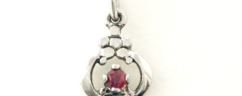 Collier pendentif ajouré au coeur rubis en argent