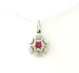 Collier pendentif fleur ajourée au coeur rubis Argent 925/1000