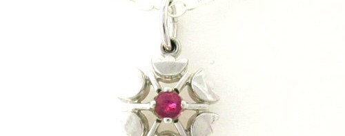 Collier pendentif fleur ajourée au coeur rubis Argent 925/1000