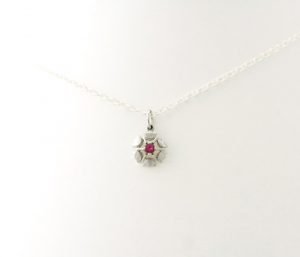 Collier pendentif fleur ajourée au coeur rubis Argent 925/1000