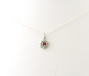 Collier pendentif fleur ajourée au coeur rubis Argent 925/1000 – Image 2