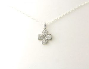 Collier trèfle 4 feuilles aux oxydes de zirconium en argent 925