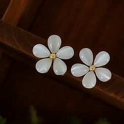 clou d'oreille fleur blanche opale