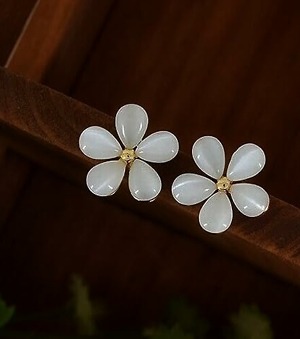 clou d'oreille fleur blanche opale