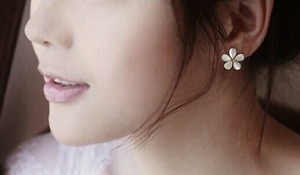 rendu clou d'oreille fleur blanche opale
